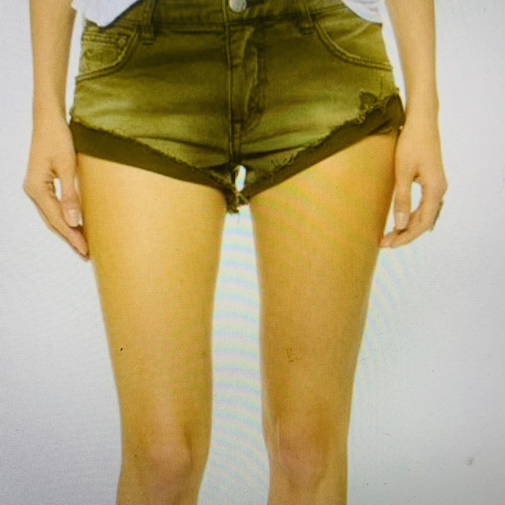 NWT Free People Olive distressed Jean shorts.